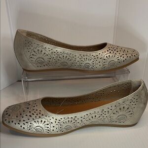 Baretraps size 11 Elegant Gold Women's Flats 1/2”‎ lift 20 NWOT